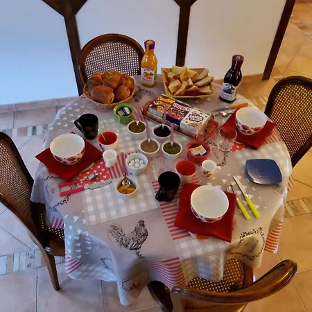 Chez Jollyjune, A Moins D'une Heure Du Mont Saint Michel Bed and Breakfast *