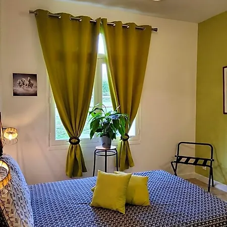 Chez Jollyjune, A Moins D'une Heure Du Mont Saint Michel Bed & Breakfast *