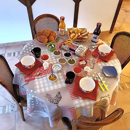Chez Jollyjune, A Moins D'une Heure Du Mont Saint Michel Bed & Breakfast